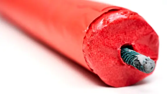 Ein roter Böller. (Themenbild)