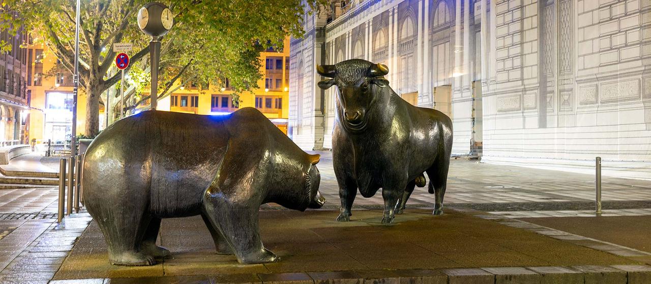 Bulle und Bär vor der Frankfurter Börse.