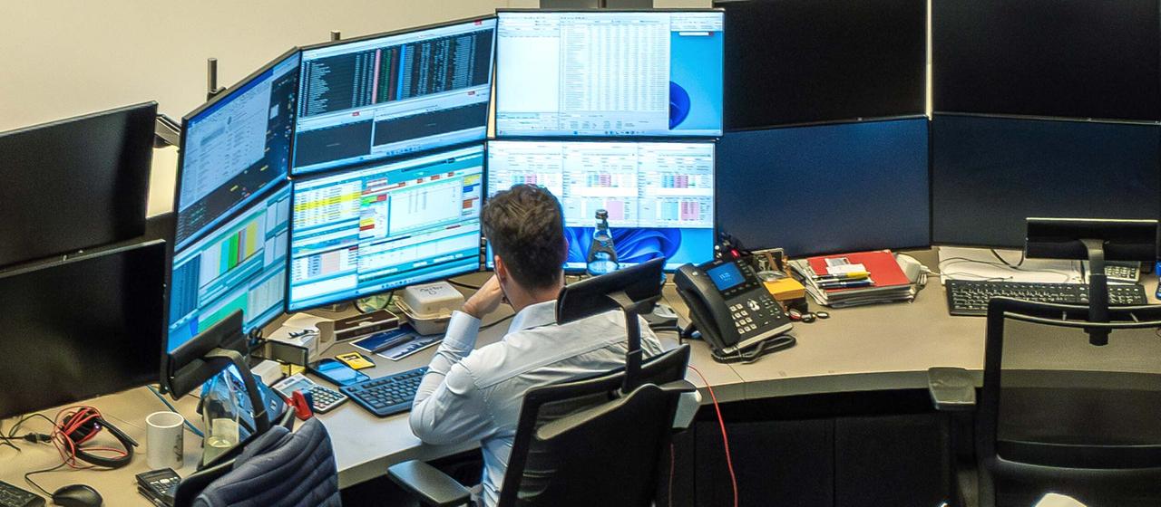 Börsenhändler an der Frankfurter Börse. | picture alliance / Caro Börsenhändler an der Frankfurter Börse.