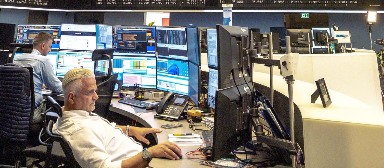 Börsenhändler an der Frankfurter Börse. | picture alliance / Caro Börsenhändler an der Frankfurter Börse.