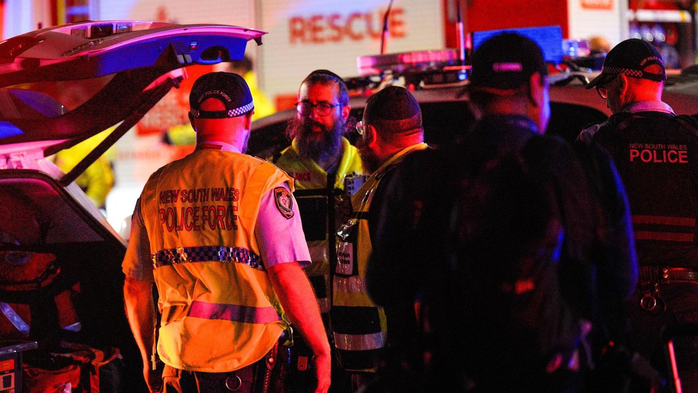 Die Polizei ermittelt am Bondi Beach in Sydney, wo es einen Terroranschlag auf ein jüdisches Fest gegeben hat
