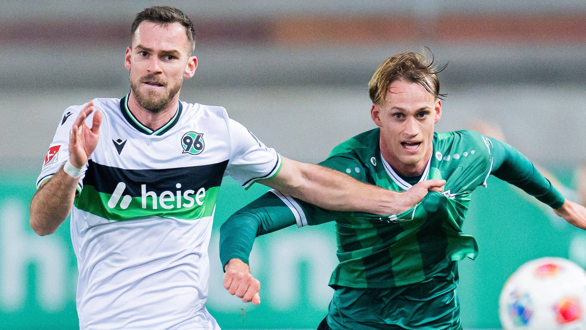 Boris Tomiak (l.) gegen Oscar Vilhelmsson: Hannover 96 und Preußen Münster lieferten sich am Freitagabend ein umkämpftes Duell.