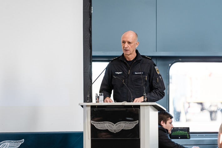 BPOLD 11: Meilenstein im Cockpit des Polizeihubschraubers: Lizenzen an den 44. Ausbildungslehrgang übergeben