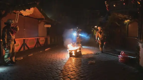 Feuerwehrleute löschen eine brennende Hütte auf einem Weihnachtsmarkt | Nonstop News Feuerwehrleute löschen eine brennende Hütte auf einem Weihnachtsmarkt