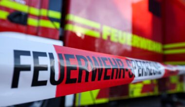 Halle und PV-Anlage stehen in Flammen