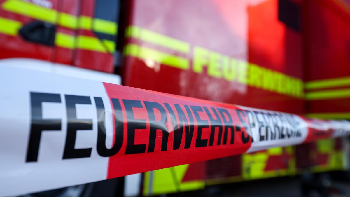 Halle und PV-Anlage stehen in Flammen