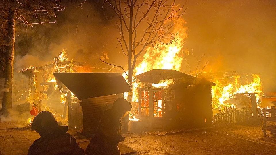 Scheunenbrand auf Kinder- und Jugendfarm: Großeinsatz an Heiligabend