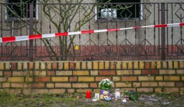Vor dem Haus der Familie legen Nachbarn Blumen nieder