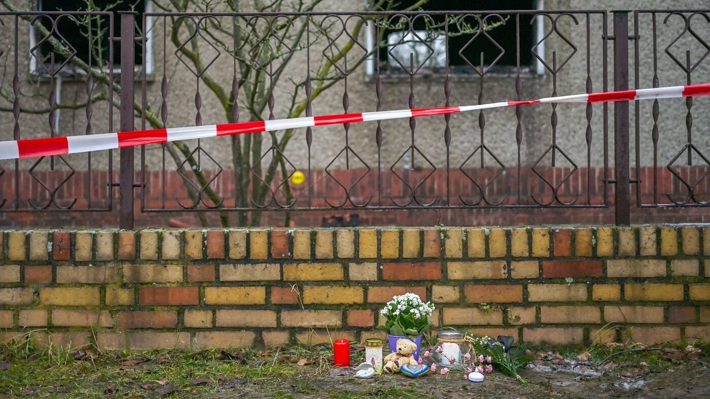 Vor dem Haus der Familie legen Nachbarn Blumen nieder