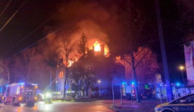 Villa Tummeley in Flammen, Feuerwehr rettet eine Person