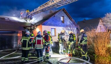 Lugau: 75 Feuerwehrleute löschen Brand in Wohnhaus