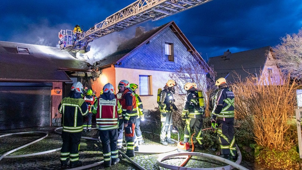 Lugau: 75 Feuerwehrleute löschen Brand in Wohnhaus