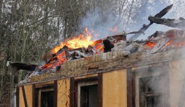 Feuerwehr weiter an Fachwerkhaus im Kurort Hartha im Einsatz