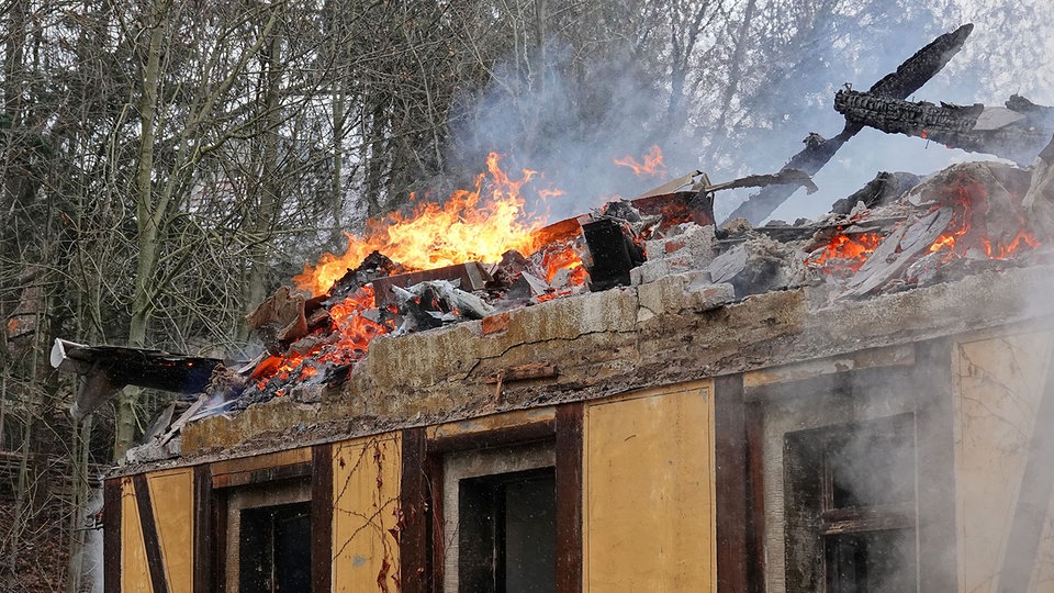 Feuerwehr weiter an Fachwerkhaus im Kurort Hartha im Einsatz