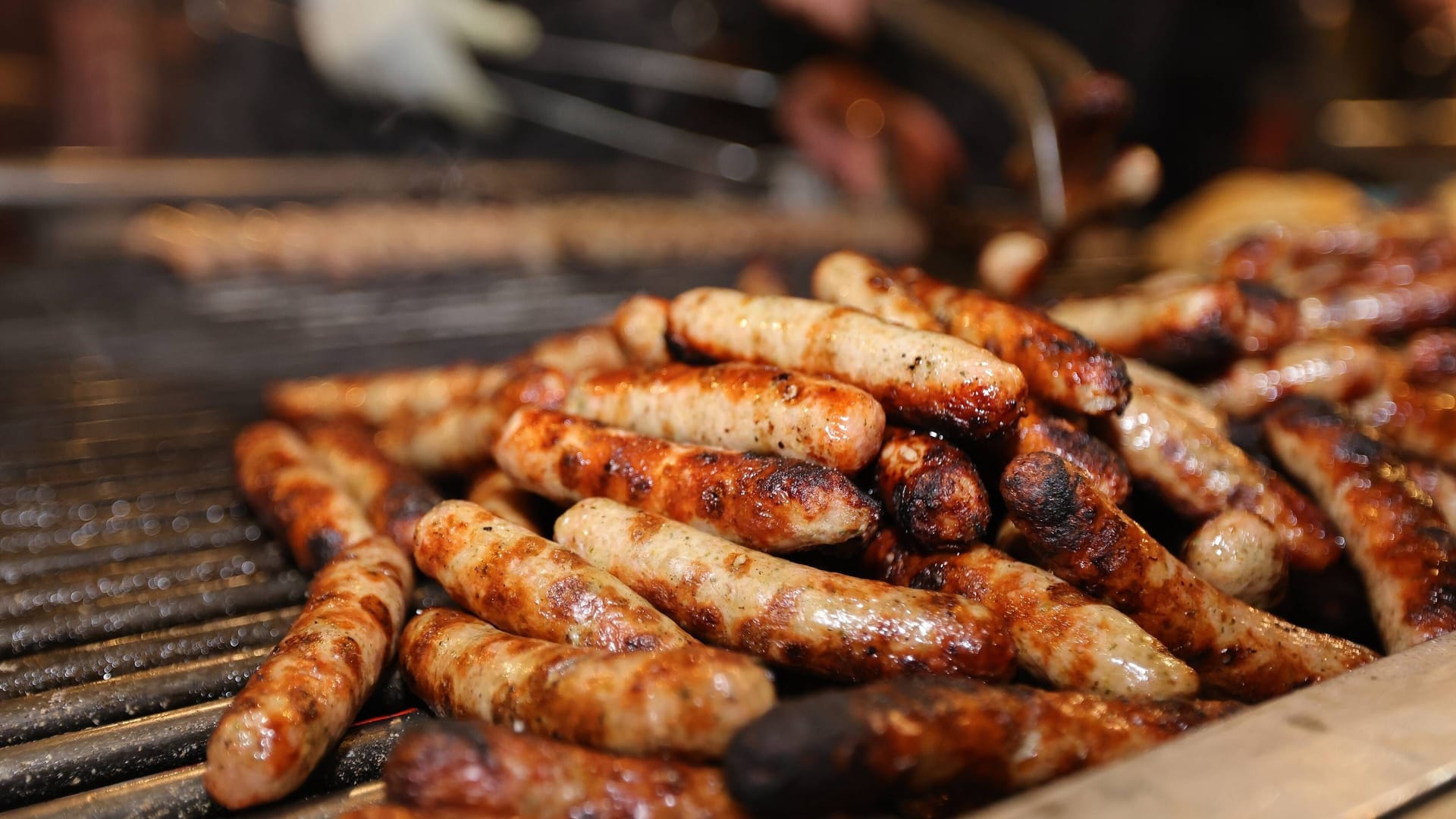 Bratwürste auf einem Weihnachtsmarkt (Symbolfoto): Los geht es bei 5 Euro in Köln.