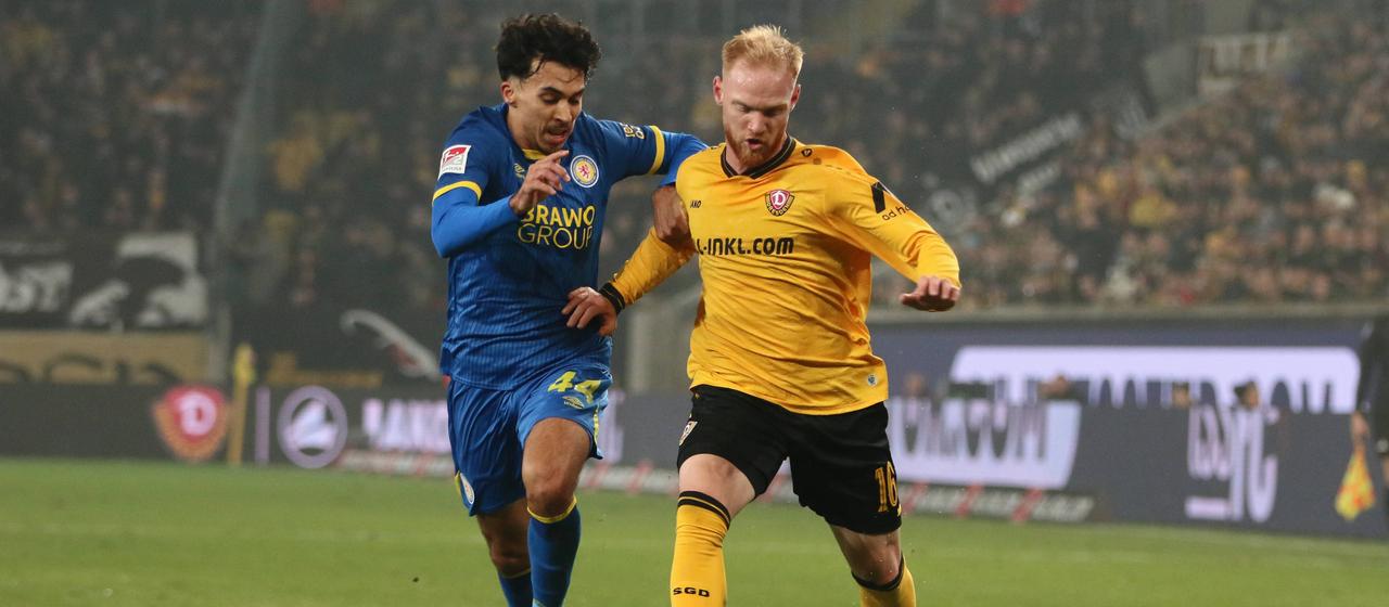 Braunschweigs Johan Gomez im Zweikampf mit Dresdens Nils Fröling