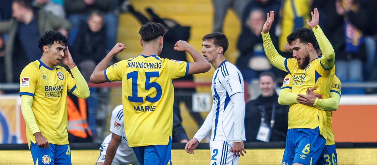 Mehmet Aydin wird für seinen Treffer gegen Schalke gefeiert