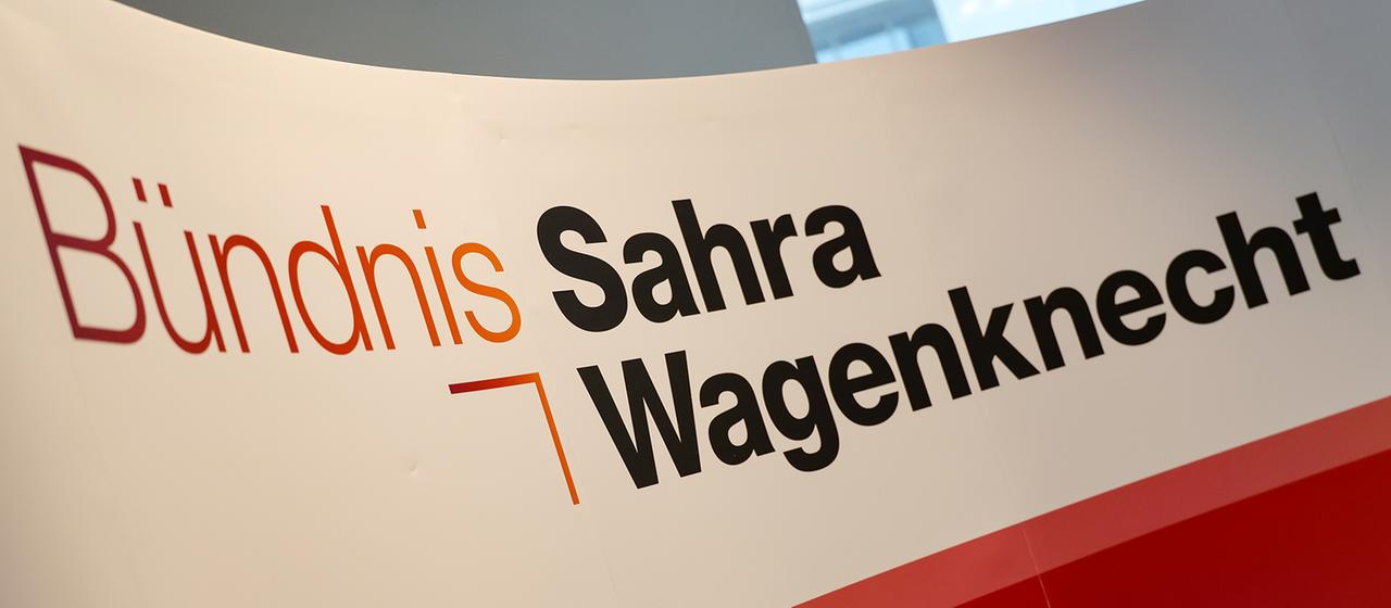  Das Logo des Bündnis Sahra Wagenknecht - Vernunft und Gerechtigkeit ist auf einem Banner zu sehen.
