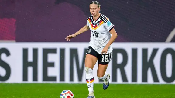 Klara Bühl im DFB-Trikot am Ball