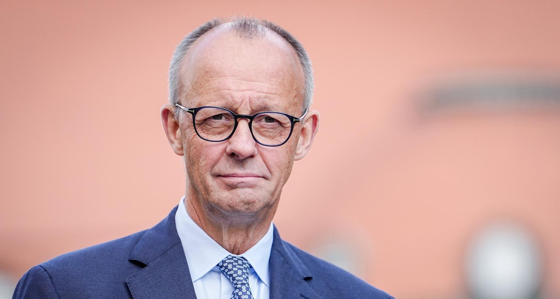 Bundeskanzler Friedrich Merz schaut ernst in Richtung der Kamera.