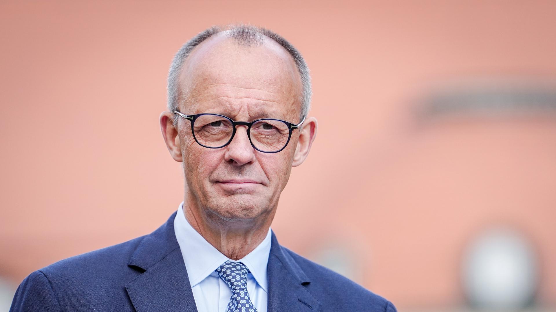 Bundeskanzler Friedrich Merz schaut ernst in Richtung der Kamera.
