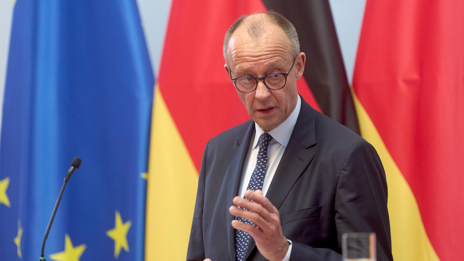 Mainz: Bundeskanzler Friedrich Merz (CDU) spricht bei einer Pressekonferenz im Rahmen seines Antrittsbesuchs in Rheinland-Pfalz.