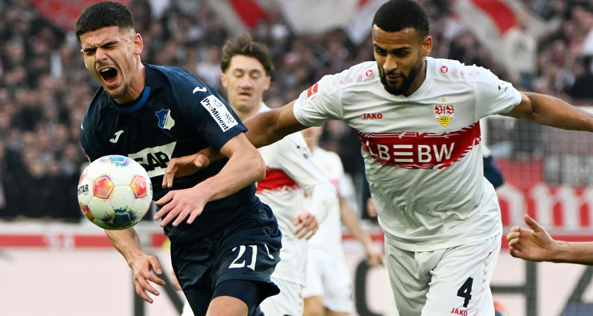 Der Stuttgarter Josha Vagnoman (r) und der Hoffenheimer Albian Hajdari kämpfen um den Ball.