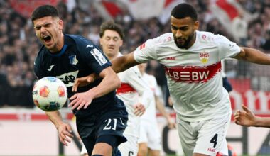 Der Stuttgarter Josha Vagnoman (r) und der Hoffenheimer Albian Hajdari kämpfen um den Ball.