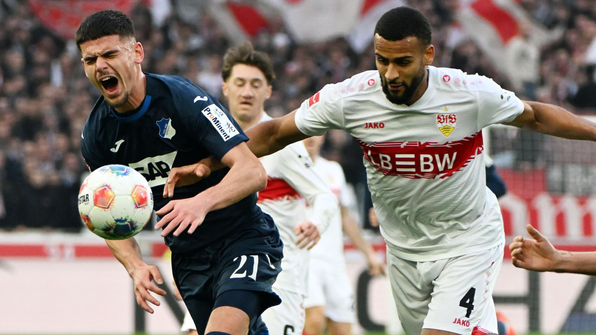 Der Stuttgarter Josha Vagnoman (r) und der Hoffenheimer Albian Hajdari kämpfen um den Ball.