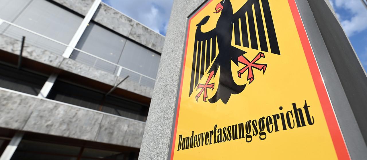 Ein Schild mit der Aufschrift "Bundesverfassungsgericht" mit dem Gebäude im Hintergrund | dpa Ein Schild mit der Aufschrift "Bundesverfassungsgericht" mit dem Gebäude im Hintergrund