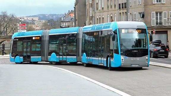Auch in anderen Städten wie hier in Metz wurden die belgischen Van-Hool-Busse eingesetzt - in Hamburg war 2018 Schluss. | picture alliance / JOKER | Paul Eckenroth Busway-Projekt in Metz. Unter dem Namen 'Mettis' wurden im Oktober 2013 zwei Busway-Linien in Betrieb genommen mit Fahrzeugen der Firma Van Hool.