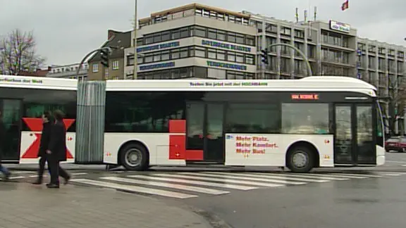 Der knapp 25 Meter lange Bus brachte die Hamburger 2005 zum Staunen. | NDR Ein Doppelgelenkbus ist in Hamburg unterwegs