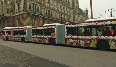 Hamburgs Doppelgelenkbus bot Platz für 140 Fahrgäste