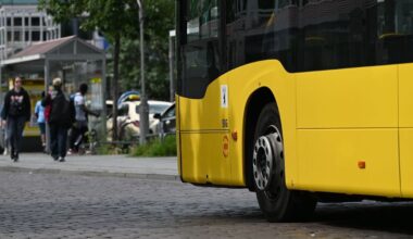Linienbus fährt am Flughafen BER in Straßengraben