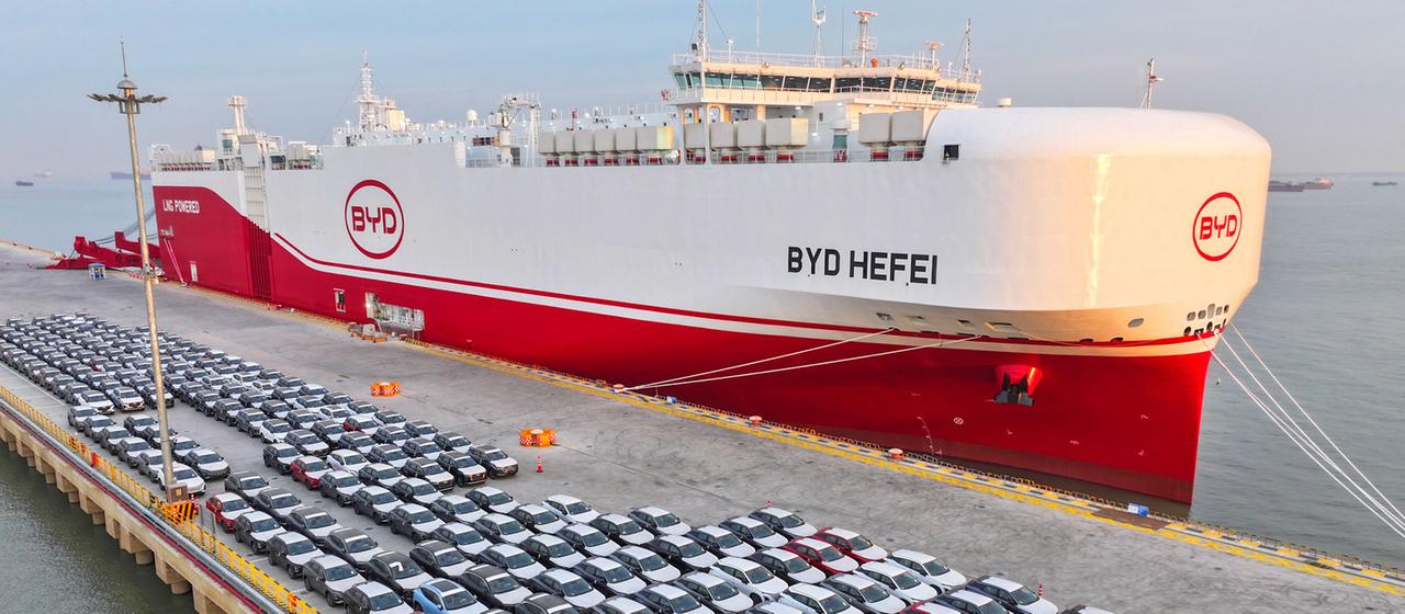BYD Elektroautos stehen zum Verladen bereit im Hafen von Taicang, China.