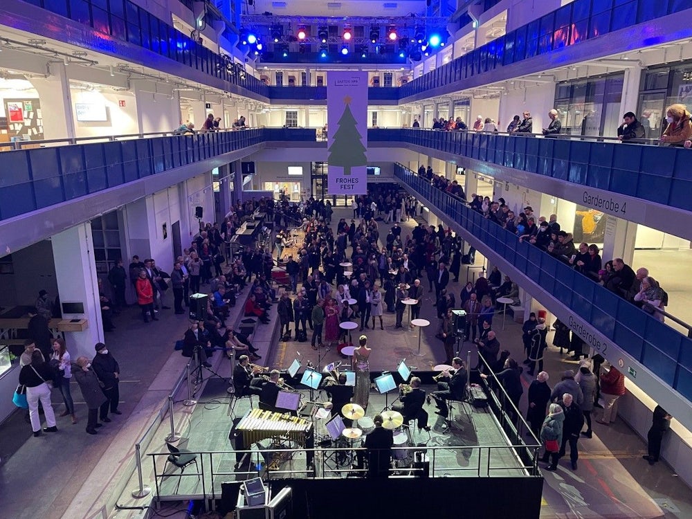 Die Halle E im Gasteig HP 8 hat viele Gesichter. Dort gibt es Tanzprojekte, Vorträge, Konzerte, Performances und Partys.