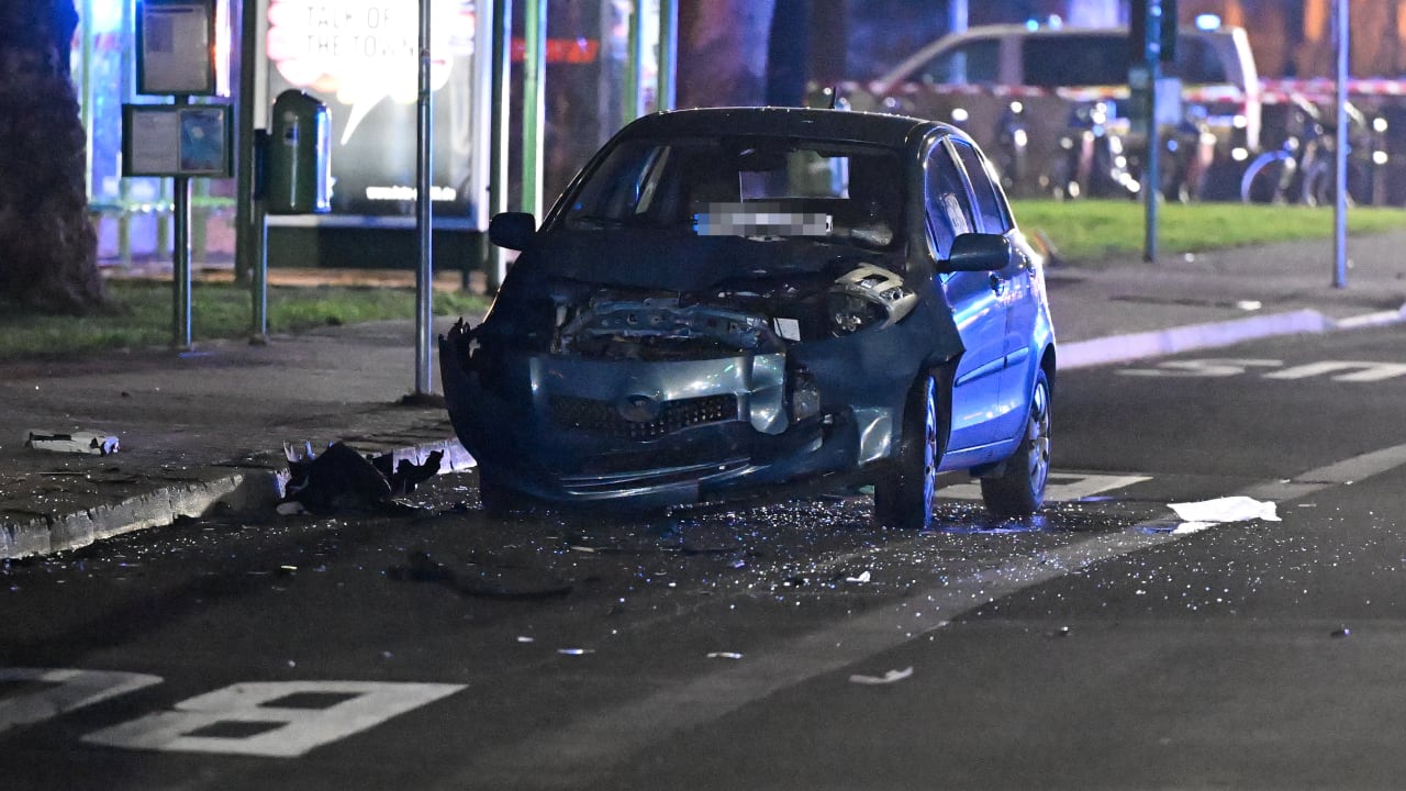 Vier Verletzte in Gießen: Auto rast in Bushaltestelle | Regional