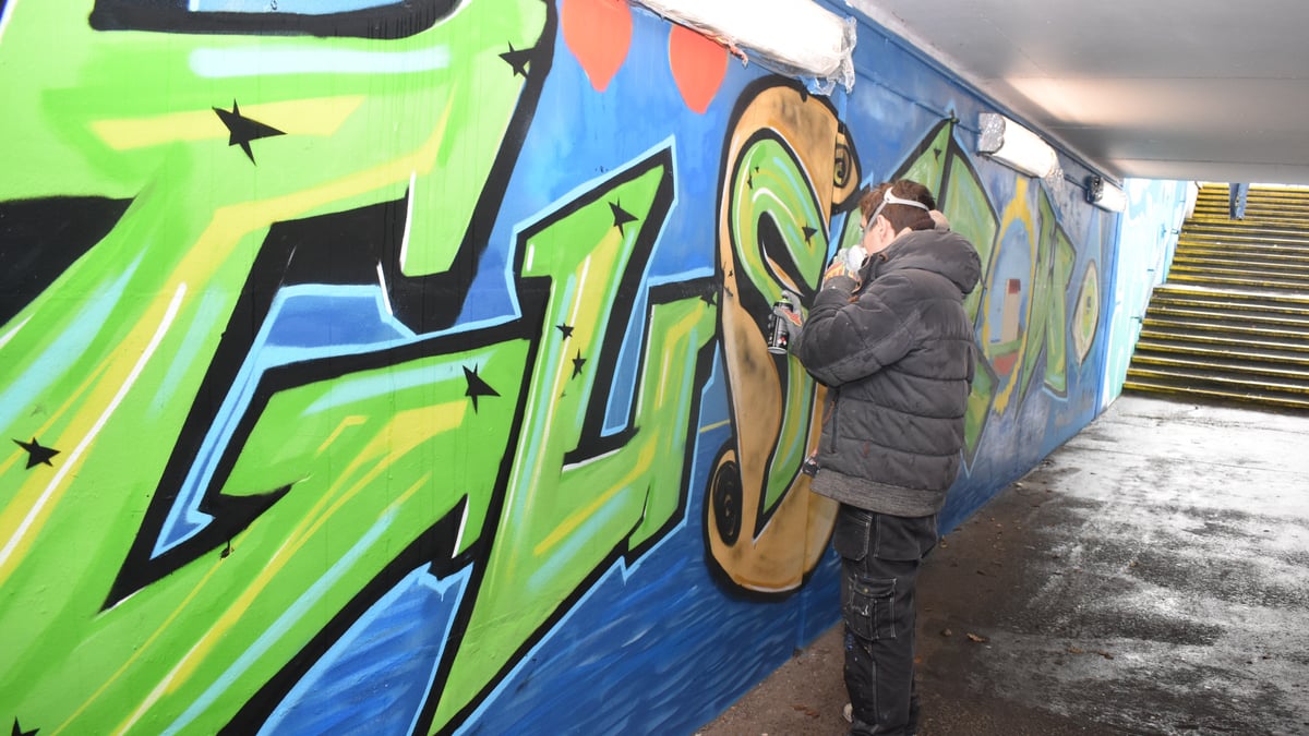 Graffiti-Projekt wertet Güstrower Bahnhof auf