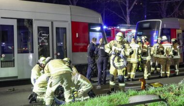 Düsseldorf: Mann unter Straßenbahn eingeklemmt | News