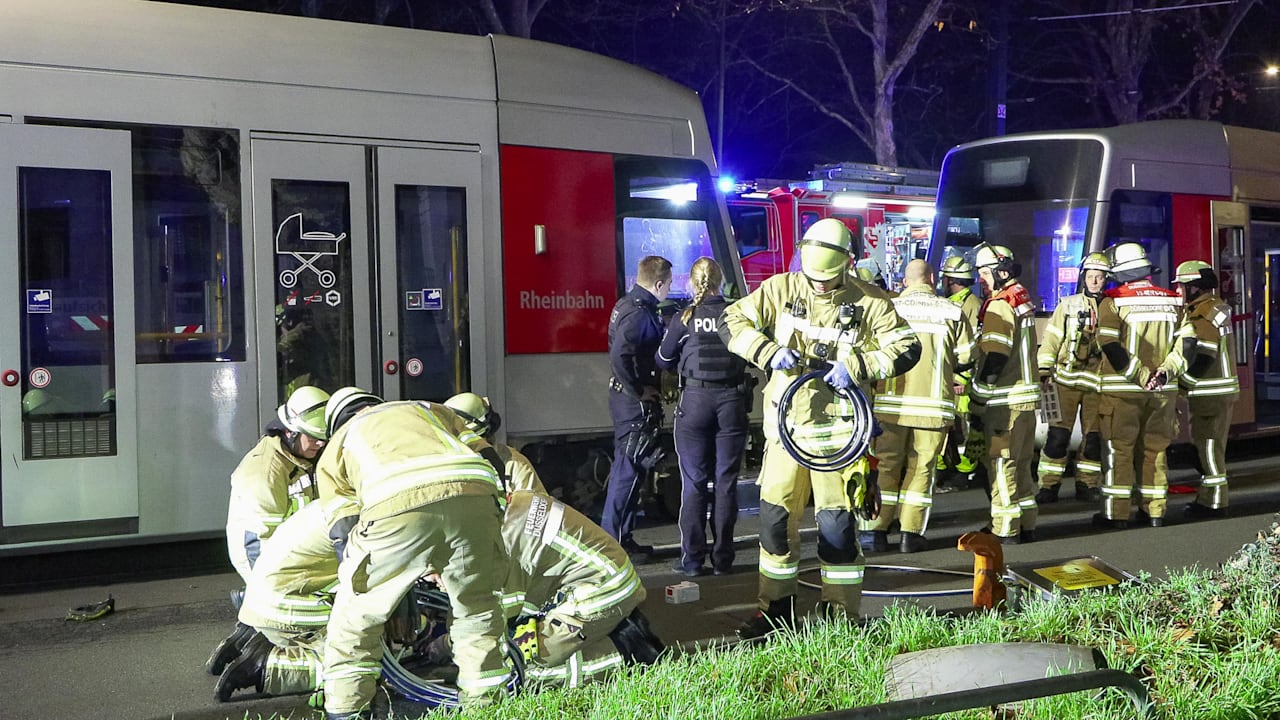 Düsseldorf: Mann unter Straßenbahn eingeklemmt | News