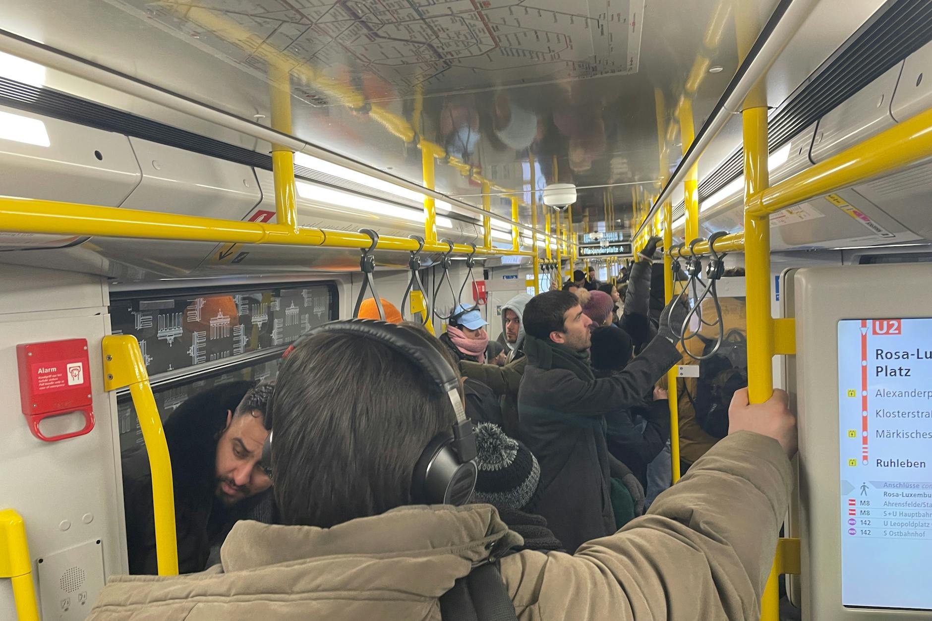 Eine volle U-Bahn in Berlin. „Der Nahverkehr ist in der derzeitigen Lage nicht ansatzweise in der Lage, das Mehr an Fahrgästen zu bewältigen“, sagt Jens Wieseke, der langjährige Sprecher des Fahrgastverbands Igeb.