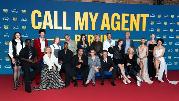 Der Cast von Call my Agent Berlin bei der Deutschlandpremiere auf dem Roten Teppich