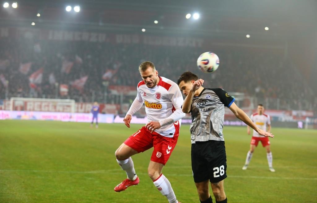 Jahn schenkt Waldhof Mannheim in wildem Spiel drei Treffer ein