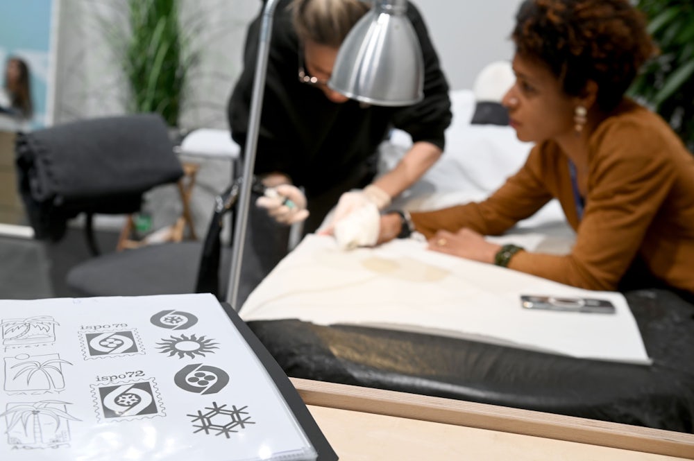 ... gestochen. Wer möchte, kann sich das Ispo-Logo tätowieren lassen.