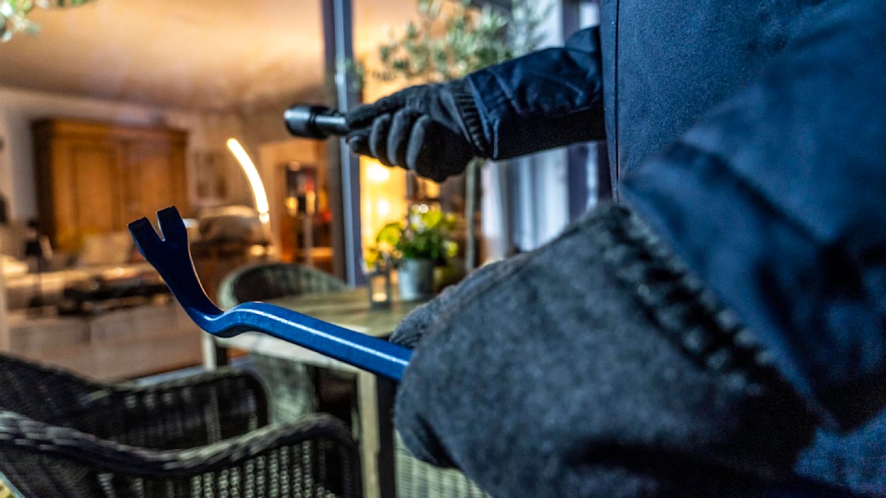 Einbrüche in Kiel und Hamburg: Ehepaar wird von Maskierten in Keller gesperrt | Regional