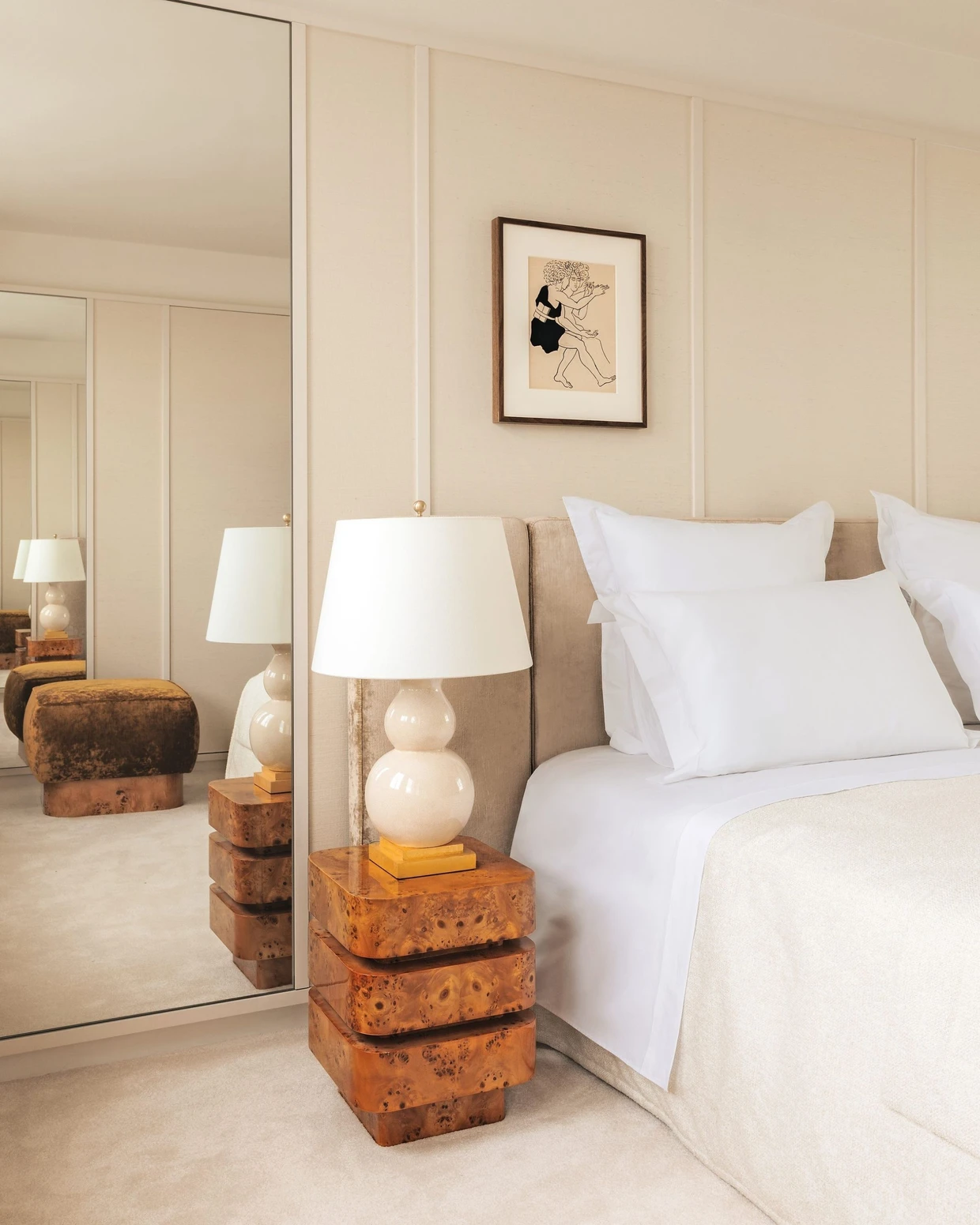 Charakterstark: Nachttisch aus Maserholz, entworfen vom Studio Haddou Dufourq.