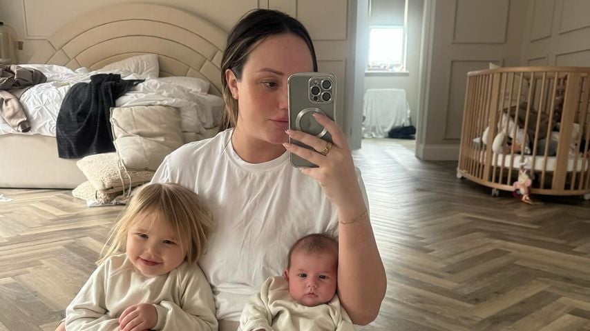 Realitystar Charlotte Crosby mit ihren beiden Kindern, März 2025