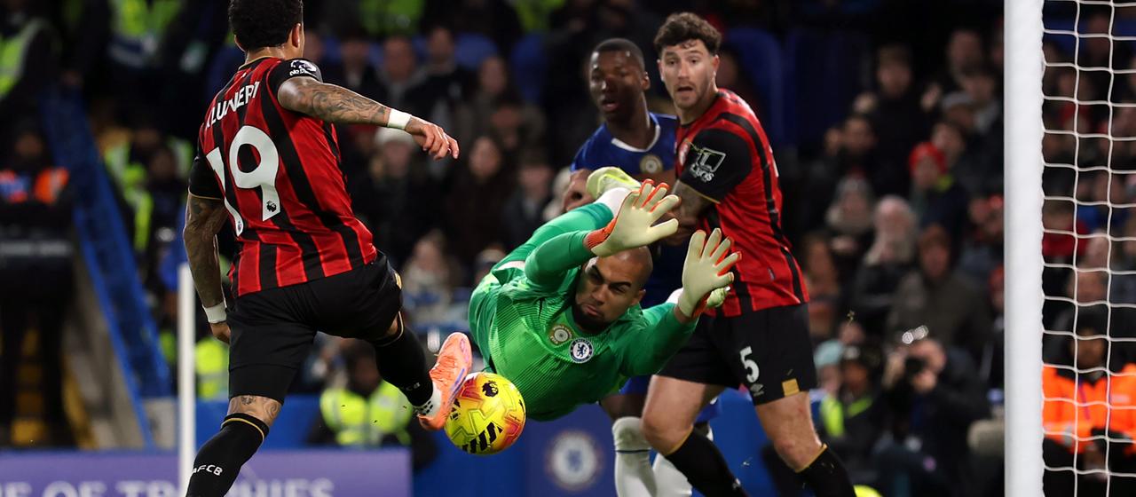 Bournemouths Justin Kluivert (l) macht den zweiten Treffer gegen Chelseas Torhüter Robert Sanchez | Getty Images Bournemouths Justin Kluivert (l) macht den zweiten Treffer gegen Chelseas Torhüter Robert Sanchez