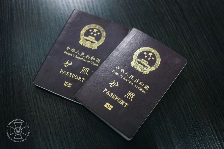 Aber auch ausländische Soldaten werden rekrutiert: Das Bild soll die Pässe der beiden Chinesen zeigen, die die Ukraine im Kampf an der Seite Russlands gefangen genommen hat. (Archivbild)