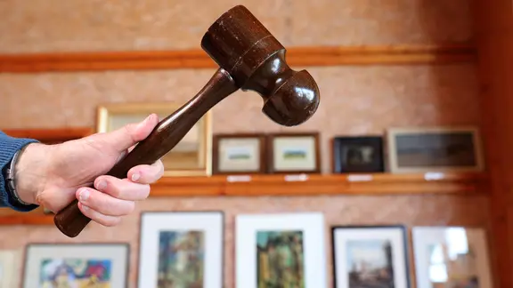 Kunstliebhaber können sich in Vorpommern nach neuen Stücken für ihre Sammlung umsehen. (Archivbild) | picture alliance/dpa/dpa-Zentralbild | Bernd Wüstneck, Bernd Wüstneck Auktionshammer vor Bildern